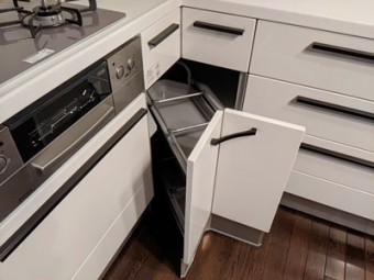 ホワイトで統一したスタイリッシュなキッチン